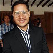 Profesor de español imparte clases a jovenes y adultos
